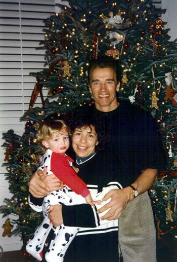 Арнольд ШВАРЦЕНЕГГЕРс сыном Кристофером и любовницей Милдред БАЕНОЙ празднуют Рождество в 2000 году (Фото: Splash/All Over Press)
