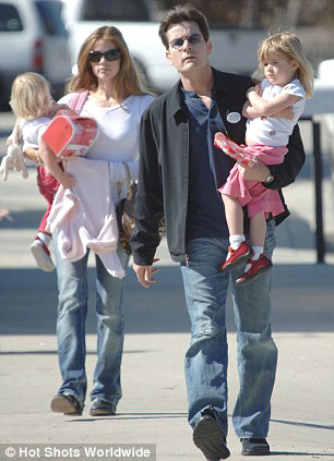 Дениз РИЧАРДС и Чарли ШИН с дочками Сэм и Лолой в 2008 году - в их счастливые времена. 