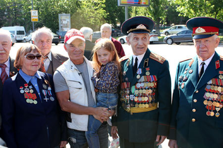 Олег ГАЗМАНОВ с дочерью и ветеранами Великой Отечественной войны 