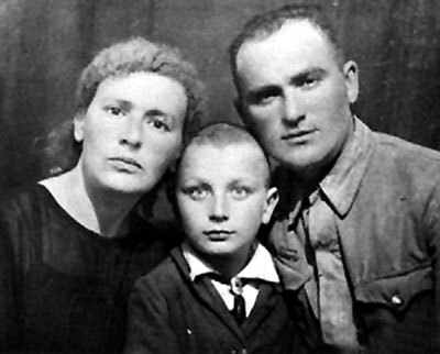 Родители Михаила - Раиса Яковлевна и Эммануил Моисеевич были врачами. Именно мама застукала сына во время его первого секс-опыта