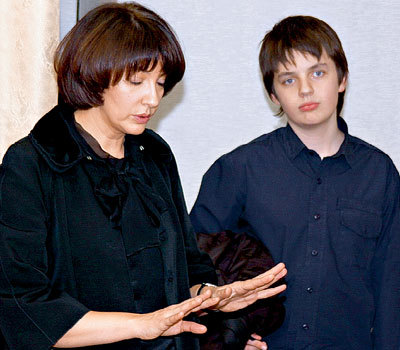 Сын сатирика Дмитрий с мамой...