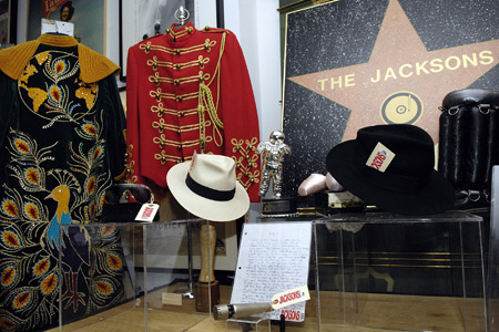 Вещи Майкла Джексона выставят на аукцион