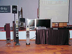 Напольная акустика Paradigm дизайнерской серии Millenia (на фото в центре)
