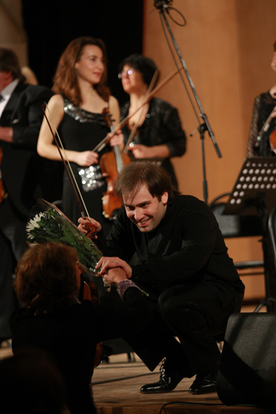 Дмитрий Коган принимает цветы от зрителей
