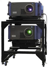 Изображение на экране создается двумя видеопроекторами 8-мегапиксельными матрицами