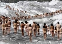 Cотни человек позировали голыми на тающем леднике