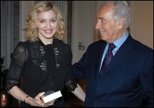 Президент Израиля подарил Мадонне Ветхий Завет