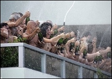 Сотни голых людей искупались в шампанском