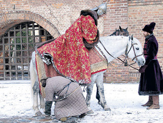 В тяжёлом костюме и доспехах ДЕМИДОВ с трудом взбирался на лошадь (фото Ксении БУБЕНЕЦ)