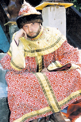 Автор материала КАЗАКОВ примерил на себя царский кафтан и понял, что править Русью - это не лаптем щи хлебать