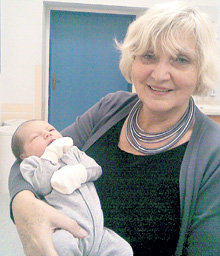 Жена ПРЕССА Рената в роддоме с внуком Космой (ноябрь, 2008 г.)