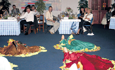 Цыганские танцы отвлекли гостей фестиваля от главного