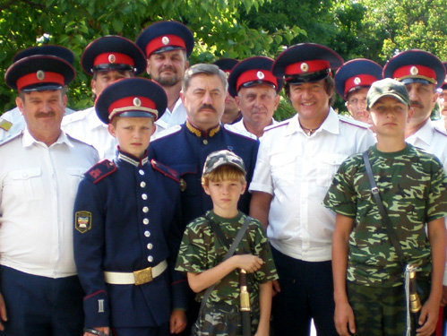 Полковник Дибров всегда готов выполнить приказ атамана Виктора Водолацкого (на фото слева от телеведущего)