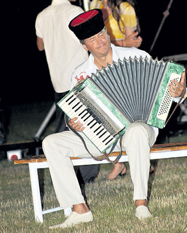 Андрей СОКОЛОВ коротал вечера, играя на аккордеоне песни кубанских казаков