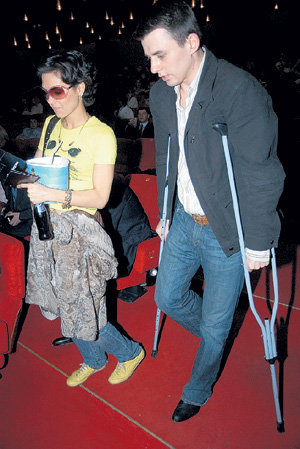 Три года назад у ПЕТРЕНКО в гипсе была нога (на фото с женой - Екатериной КЛИМОВОЙ)