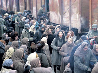 В массовой сцене угона советских жителей на работу в Германию снялось больше ста человек