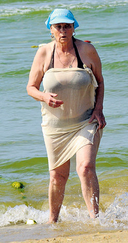 Людмила ЗАЙЦЕВА (мама главной героини в фильме «Маленькая Вера»), выходя из моря, думала о чем-то своём