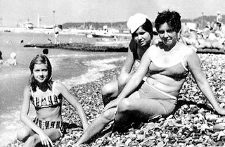 Верочка с мамой и сестрой на море (Туапсе, 1971 год)