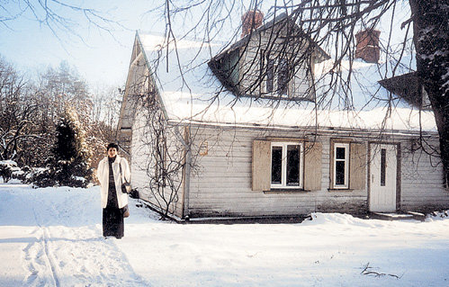 Журналистка Татьяна КИЗИЛОВА у домика актрисы в Мурьяну