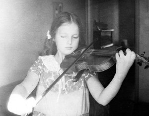 Будущая звезда окончила музыкальную школу имени Гнесиных по классу скрипки