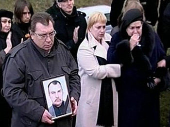 Родные и близкие покойного (вдова – заслуженный учитель Украины Нелли ИВАНОВНА -  слева) (фото 1tv.ru)