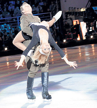В паре с Татьяной НАВКОЙ Марат стал победителем в шоу «Звёзды на льду» (фото Игоря ГУЗЕЯ)