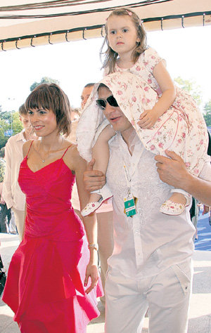 С женой Лизой и дочерью Амели на «Кинотавре»
