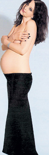 За два месяца до вторых родов 37-летняя красавица ещё раз продемонстрировала свои прелести (фото журнала «VIVA!»)