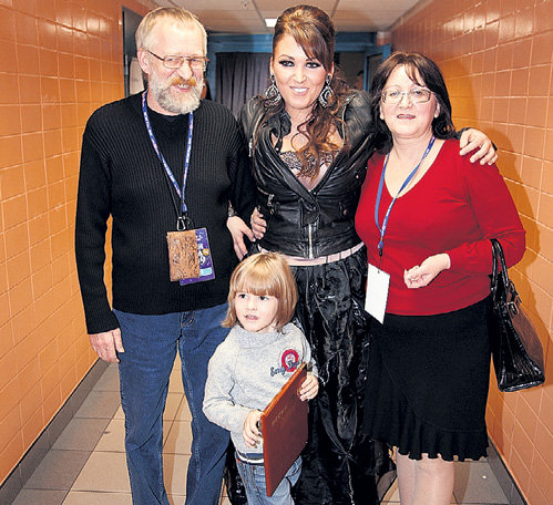 Ирина ДУБЦОВА с семьёй - папой Виктором, мамой Натальей и сынишкой Артёмом