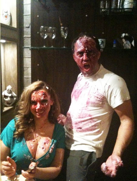 Ди-джей обмазал лицо и грудь телеведущей ягодным желе. Фото с блога Vengerov & Fedoroff