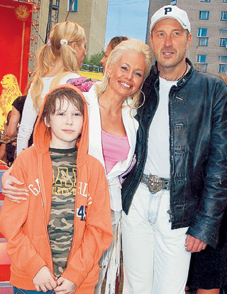 Елена с гражданским мужем Максом ОСАДЧИМ и сыном Арсением. 2004 год