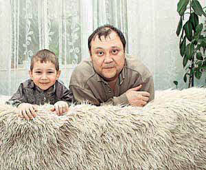 Юрий Степанов с сыном Костей. Фото: kp.ru