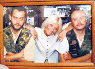 Мама всегда могла опереться на крепкие плечи сыновей - Олега (слева) и Лёши