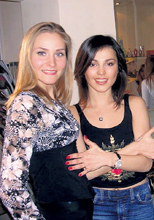 Валерия ЛИСТЬЕВА с подругой - «девушкой фабричной» Сати КАЗАНОВОЙ