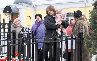 Сын журналиста Александр с дочкой Сашенькой на могиле отца