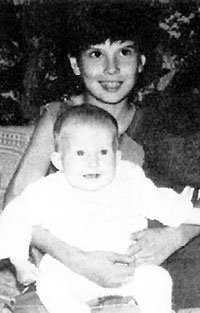 Юля с младшей сестрёнкой Инной (1982 г.)
