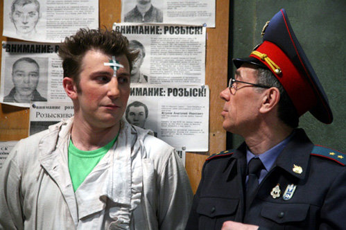 Криминалист Виниченко (Роман БОГДАНОВ) внимает советам старшего по званию