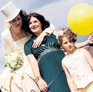 День свадьбы старшей дочери актрисы: Марьяна, Екатерина и Ксюша. 2008 г.