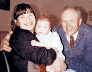 Катя с маленькой Марьяной и своим отцом Евгением ВАСИЛЬЕВЫМ - первым мужем Жанны ПРОХОРЕНКО
