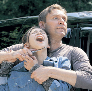Во время съёмок сцены ЕГОРОВ нечаянно поцарапал шею актрисе Вере ТРАН