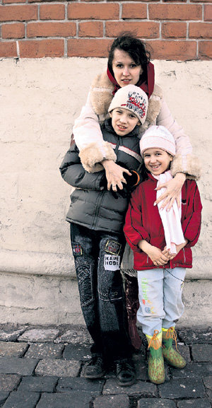 Дети Каролины - Антон и Алиса - обрадовались, узнав, что скоро у них родится братик Саша (фото jekfat.livejournal.com)