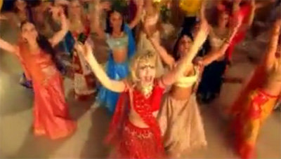 Собчак станцевала индийский танец в салоне «Евросети»