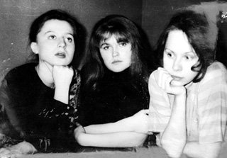 Со студенческими подружками Екатериной КУЛАКОВОЙ и Диной КОРЗУН (1993 г.)