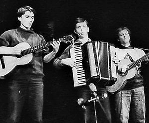 В студенческие годы Эдик и пил, и пел (на фото с Александром ЖИГАЛКИНЫМ и Алексеем ЯСУЛОВИЧЕМ)