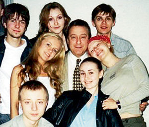 Лена ЮРОВСКИХ (в центре) была любимой студенткой руководителя курса - Геннадия ХАЗАНОВА