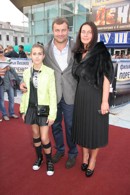 Михаил с женой Ольгой и дочкой Варей