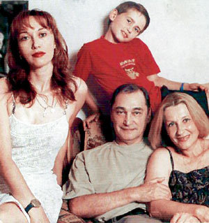 Театральное семейство в полном составе: Владимир Борисович (в центре) с женой Аллой (справа), дочкой Ириной и внуком Егором