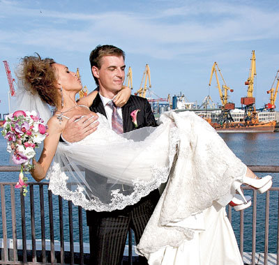 Чтобы невеста не запачкала платье в Одесском порту, АДОЕВЦЕВ взял её на руки