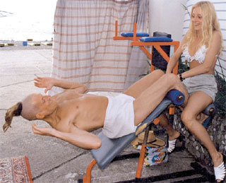 …тренируя мышцы на пляже с женой Яной ПАВЕЛКОВСКОЙ (2001 г.)...