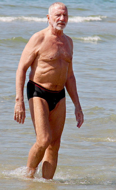 «Папа» «Киношока» 73-летний Виктор МЕРЕЖКО физическую форму поддерживает плаванием